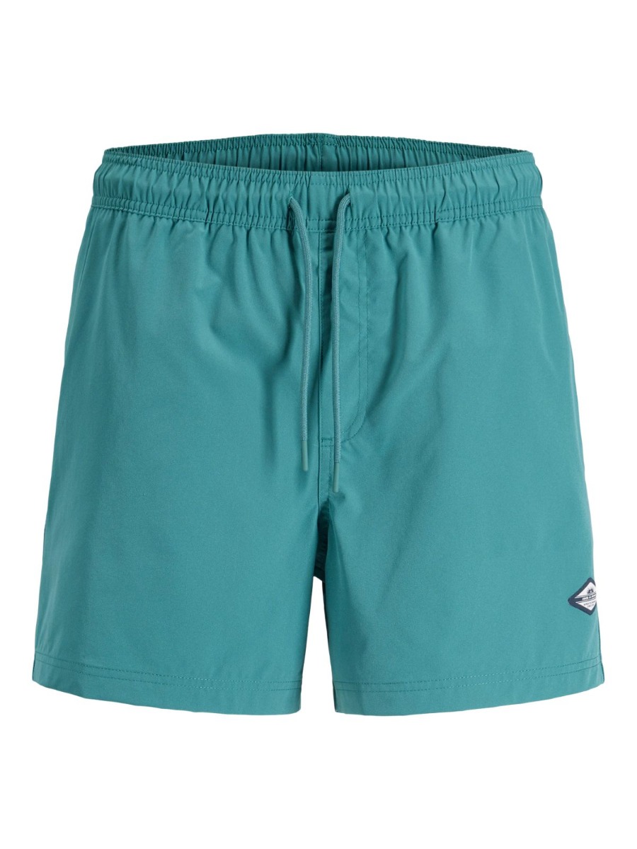Die Jack & Jones Maui Tropic Badeshort für Herren hat folgende Eigenschaften: Die Jack & Jones Maui Tropic Badeshort für Herren ist eine luftige und schnell trocknende Badehose mit einem elastischen Bund und einem Kordelzug für eine bequeme Passform. Spezifikationen:  Passform: Regular Fit; elastischer Bund mit Kordelzug Taschen: Zwei Seitentaschen und eine Gesäßtasche Farbe: Grünblau Material: 100% recyceltes Polyester