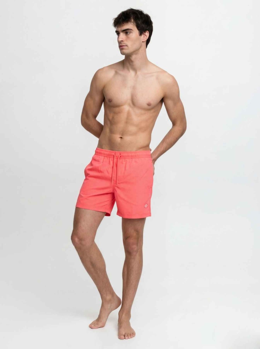Die Jack & Jones Maui Tropic Badeshort für Herren hat folgende Eigenschaften: Die Jack & Jones Maui Tropic Badeshort für Herren ist eine luftige und schnell trocknende Badehose mit einem elastischen Bund und einem Kordelzug für eine bequeme Passform. Spezifikationen:  Passform: Regular Fit; elastischer Bund mit Kordelzug Taschen: Zwei Seitentaschen und eine Gesäßtasche Farbe: Korallenrot Material: 100% recyceltes Polyester
