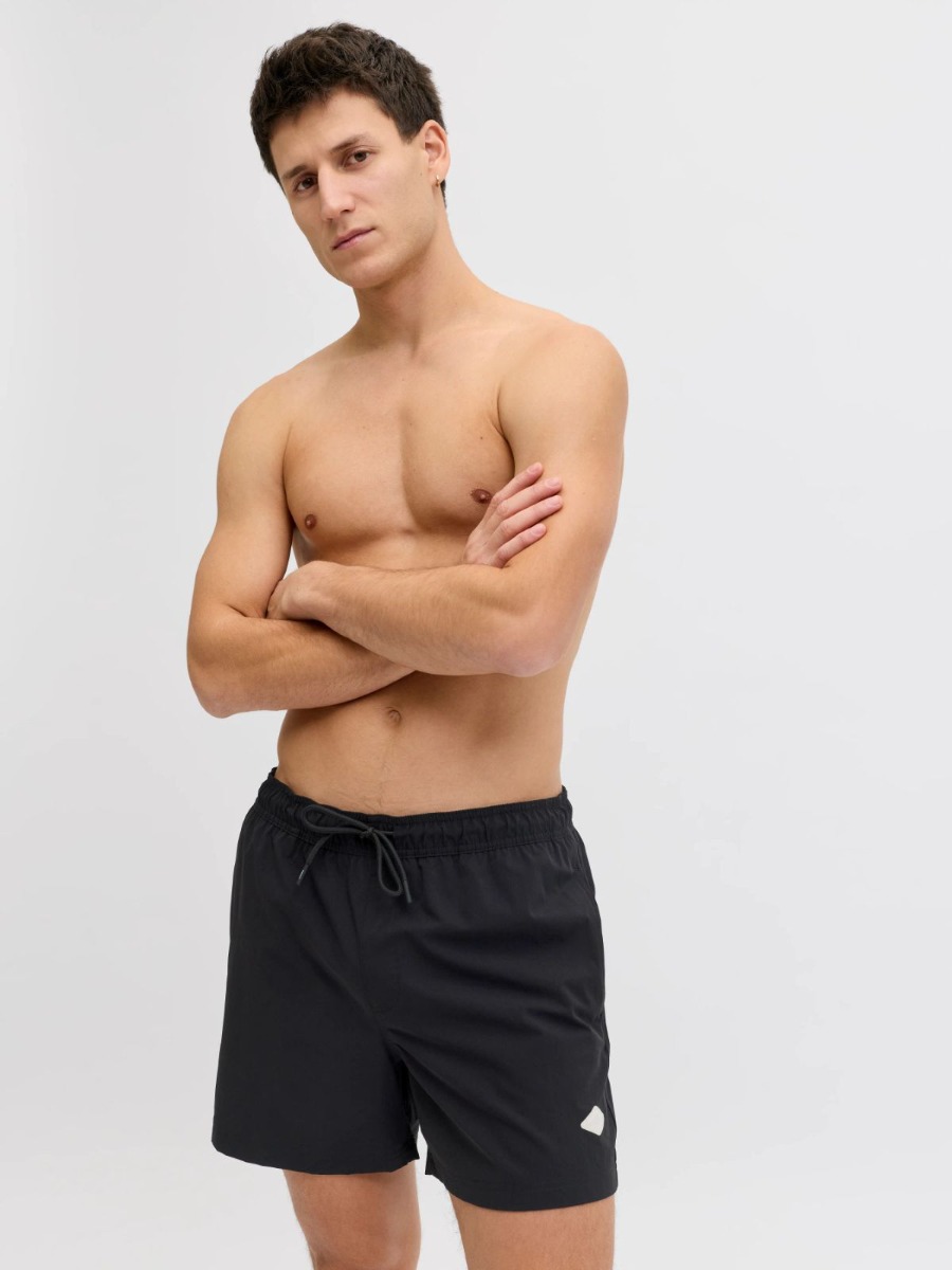 Die Jack & Jones Maui Tropic Badeshort für Herren hat folgende Eigenschaften: Die Jack & Jones Maui Tropic Badeshort für Herren ist eine luftige und schnell trocknende Badehose mit einem elastischen Bund und einem Kordelzug für eine bequeme Passform. Spezifikationen:  Passform: Regular Fit; elastischer Bund mit Kordelzug Taschen: Zwei Seitentaschen und eine Gesäßtasche Farbe: Schwarz Material: 100% recyceltes Polyester